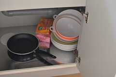 調理道具や食器類はシンク下に収納されています。(2015-06-24,共用部,KITCHEN,1F)