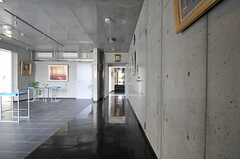 廊下の様子。脇にはカフェラウンジがあります。(2011-08-26,共用部,OTHER,2F)