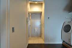 専有部の玄関の様子。玄関脇のドアはトイレです。(305号室)(2011-08-26,専有部,ROOM,3F)
