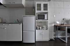 キッチン家電と食器棚の様子。(305号室)(2011-08-26,専有部,ROOM,3F)