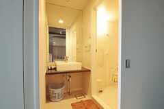 脱衣室と洗面台の様子。(305号室)(2011-08-26,専有部,ROOM,3F)