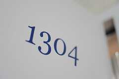専有部のドアには部屋番号が。(304号室)(2011-08-26,専有部,ROOM,3F)
