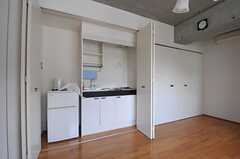キッチンは折り戸で隠れるようになっています。(2011-08-26,共用部,OTHER,4F)