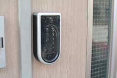 玄関の鍵はオートロックです。(2021-03-02,周辺環境,ENTRANCE,1F)
