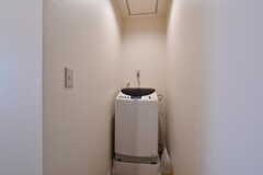廊下に設置された洗濯機の様子。(2021-03-02,共用部,LAUNDRY,1F)