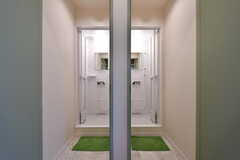 シャワールームは2室並んでいます。(2021-03-02,共用部,BATH,2F)