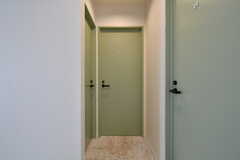 専有部のドア。1階とは色が異なります。（202号室）(2021-03-02,専有部,ROOM,2F)