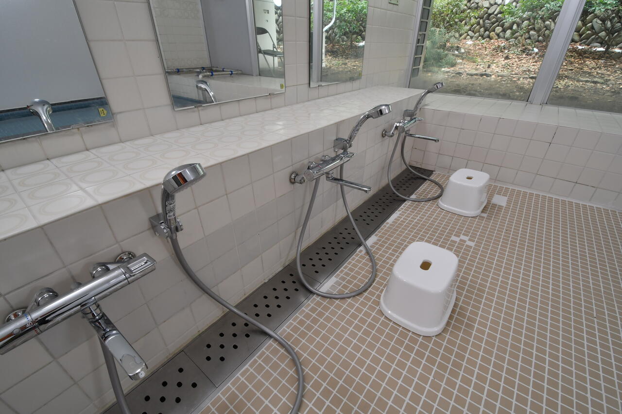 男性専用大浴場の様子2。洗い場にはシャワーヘッドが3つ用意されています。|1F 浴室