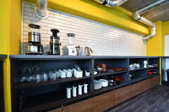 食器棚の様子。食器棚の上にはコーヒーメーカーやミキサーが置かれています。(2018-02-01,共用部,KITCHEN,2F)