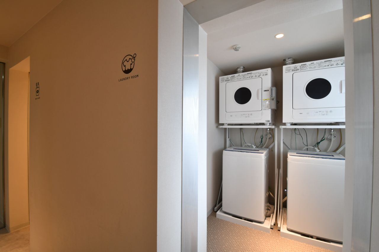 女性専用洗面室の脇は男性専用ランドリールームです。洗濯機と乾燥機が2台ずつ設置されています。|3F ランドリー