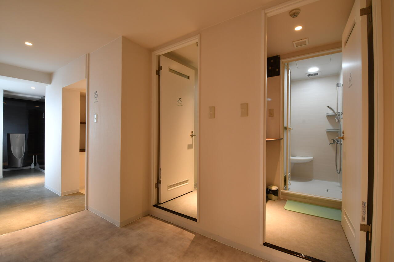 ランドリールームの対面は男性専用シャワールームです。シャワールームは2室並んでいます。|3F 浴室