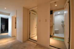 ランドリールームの対面は男性専用シャワールームです。シャワールームは2室並んでいます。(2018-02-01,共用部,BATH,3F)