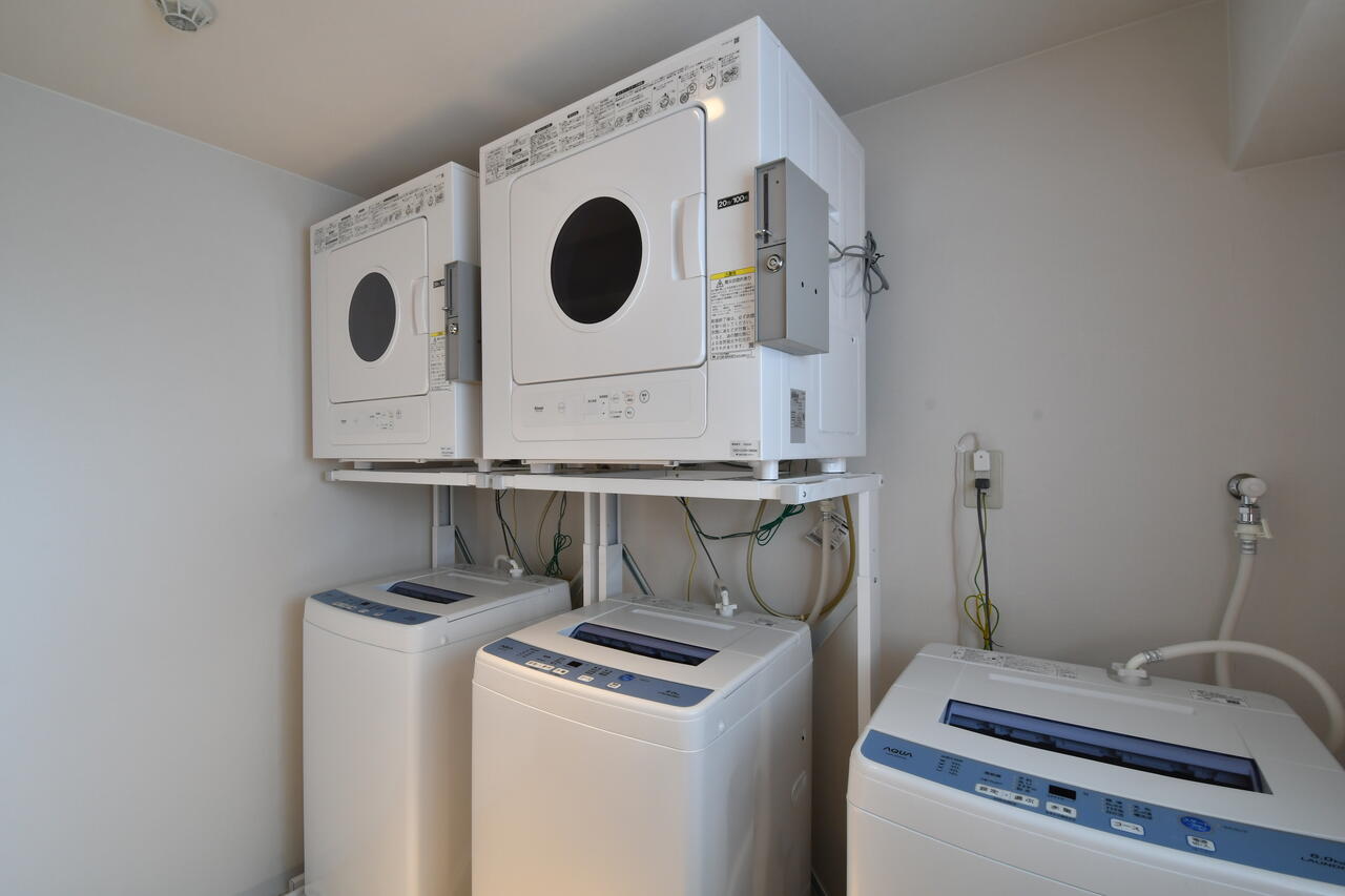 ランドリールームの様子。洗濯機が3台、乾燥機が2台設置されています。|4F ランドリー