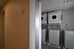 ランドリールームの様子。洗濯機が3台、乾燥機が2台設置されています。(2018-02-01,共用部,LAUNDRY,5F)