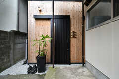 東棟の玄関ドア。(2022-11-01,周辺環境,ENTRANCE,1F)