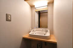 玄関に設置された洗面台。(2022-11-01,共用部,WASHSTAND,1F)