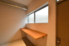 作業台として使えるテーブルも設置されています。（101号室）(2022-11-01,専有部,ROOM,1F)