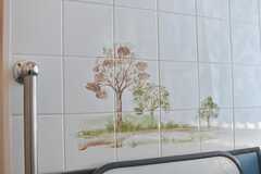 バスルームのタイルには木の絵が印刷されています。(2017-02-14,共用部,BATH,1F)