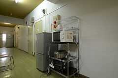 廊下に共用のキッチン家電が置かれています。(2013-03-04,共用部,OTHER,3F)