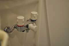 シャワールームの水栓の様子。(2013-03-04,共用部,BATH,4F)