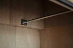 収納にはハンガーポールが渡されています。（420号室）(2013-03-04,専有部,ROOM,4F)