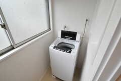 洗濯機の様子。使用していないときは蓋を開けるのがルールとのこと。(2020-04-01,共用部,LAUNDRY,3F)