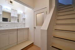 洗面台と階段の様子。洗面台脇のドアはバスルームです。(2020-04-01,共用部,OTHER,2F)