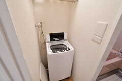 脱衣室に設置された洗濯機の様子。(2020-04-01,共用部,LAUNDRY,2F)