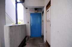 107号室の正面玄関ドアは水色に塗られています。(2010-05-13,周辺環境,ENTRANCE,1F)