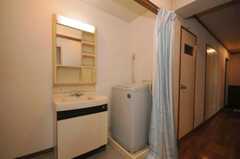 廊下に設置された洗面台と洗濯機の様子。（107号室）(2010-05-13,共用部,LIVINGROOM,1F)
