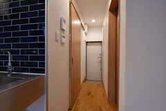 廊下の様子。左手にバスルーム、右手にトイレがあります。（103号室）(2023-04-26,専有部,ROOM,1F)