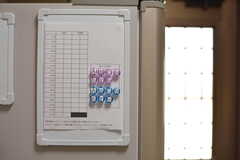 冷蔵庫の横にはバスルームと洗濯機の予約表が設置されています。(2019-01-08,共用部,KITCHEN,1F)