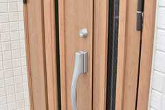 玄関の鍵穴とドアハンドル。(2017-03-07,周辺環境,ENTRANCE,2F)