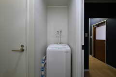 洗面台の対面には、洗濯機が設置されています。(2018-03-23,共用部,LAUNDRY,2F)