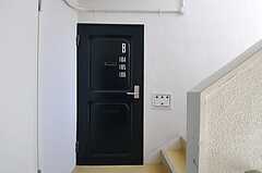専有部は3部屋で1ユニットとなっています。ユニットの玄関は団地の玄関そのままです。(2011-04-04,共用部,OTHER,1F)