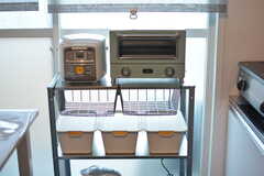 キッチン家電の様子。部屋ごとに使える収納ボックスも用意されています。(2021-03-08,共用部,KITCHEN,5F)