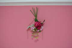 壁には花が飾られています。（502号室）(2021-03-08,専有部,ROOM,5F)