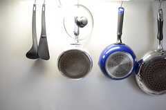 フライパンなどの調理器具は、引っ掛けて保管されています。(2013-06-03,共用部,KITCHEN,9F)