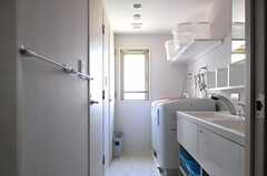 脱衣室の手前のスペースには洗面台と洗濯機が設置されています。(2013-06-03,共用部,BATH,9F)