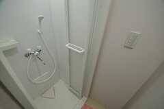 シャワールームの様子。少しタイトな空間です。(2013-06-03,共用部,BATH,9F)