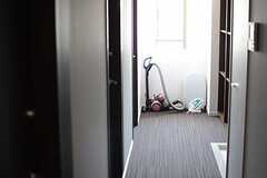 廊下の片隅に、共用の掃除機やアイロンが置かれています。(2013-06-03,共用部,OTHER,7F)