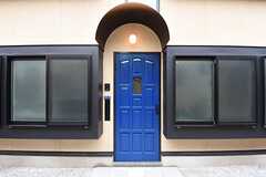 玄関の様子。玄関のドアはイギリスのアンティーク品です。(2016-07-22,周辺環境,ENTRANCE,1F)