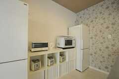 キッチンの対面にはキッチン家電や収納が並んでいます。(2012-03-07,共用部,KITCHEN,1F)