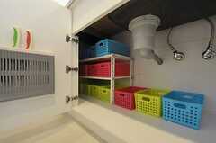 キッチン下の収納は部屋毎にカゴが用意されています。(2012-03-07,共用部,KITCHEN,1F)