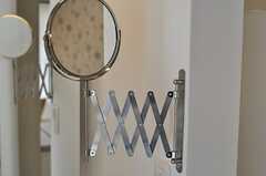 洗面台に取り付けられた鏡は、髪型チェックのときなどに便利そう。(2012-03-07,共用部,OTHER,1F)