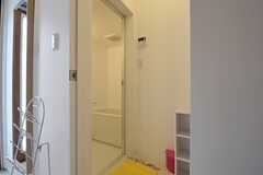脱衣室の様子。玄関脇にバスルームがあります。(2012-03-07,共用部,BATH,1F)