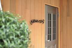 玄関ドアの脇にある住居のサイン。(2012-07-13,周辺環境,ENTRANCE,1F)