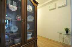 廊下にある食器棚。共用というよりも、オシャレ可愛い食器類のディスプレイとして使用されています。(2012-07-13,共用部,OTHER,1F)