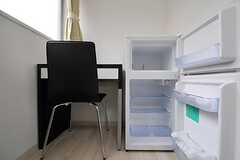 各部屋にはデスクとチェア、冷蔵庫が用意されています。（101号室）(2012-07-13,専有部,ROOM,1F)