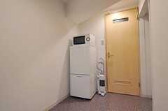 冷蔵庫の様子。扉の先がシャワールームです。(2010-12-15,共用部,OTHER,2F)